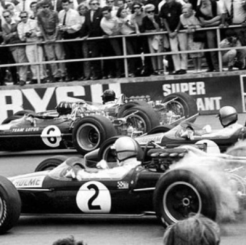 Départ en Grande Bretagne à Silverstone aux côtés de Graham Hill sur Lotus, Jack Brabham et Dennis Hulme sur Brabham